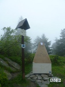 Vrchmezí (Orlické hory) - pomník na vrcholu