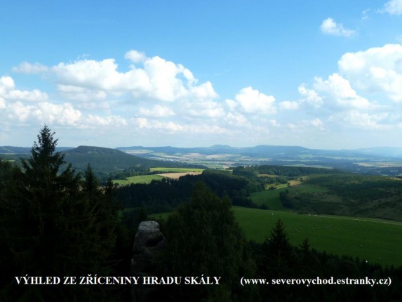 vyhlidka-z-veze-hradu-skaly.jpg